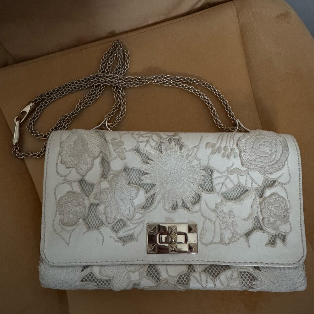 Elegant Floral Embroidered Chain Bag